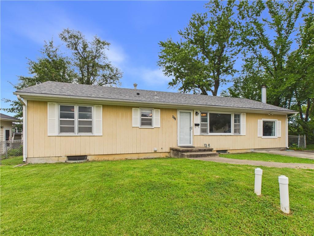 614 Hillcrest Dr, Knob Noster, MO 65336