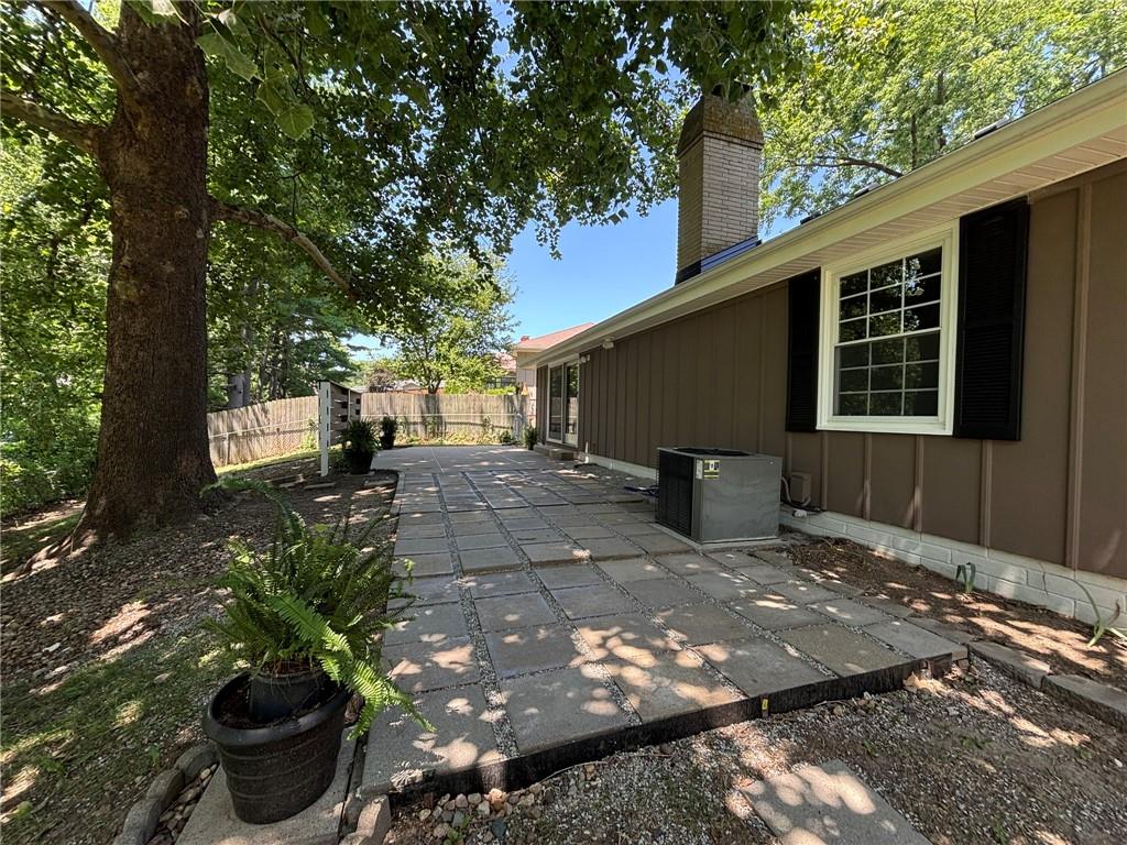 4910 Briarwood Ln, St Joseph, MO 64506