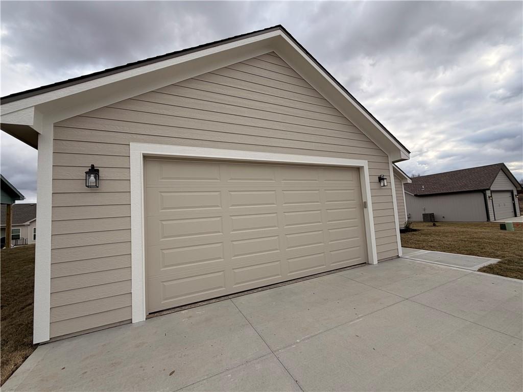 1309 NE White Oaks Ln, Oak Grove, MO 64075