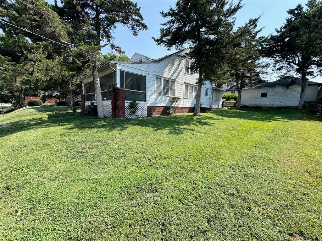 2319 W Circle Dr, St Joseph, MO 64505