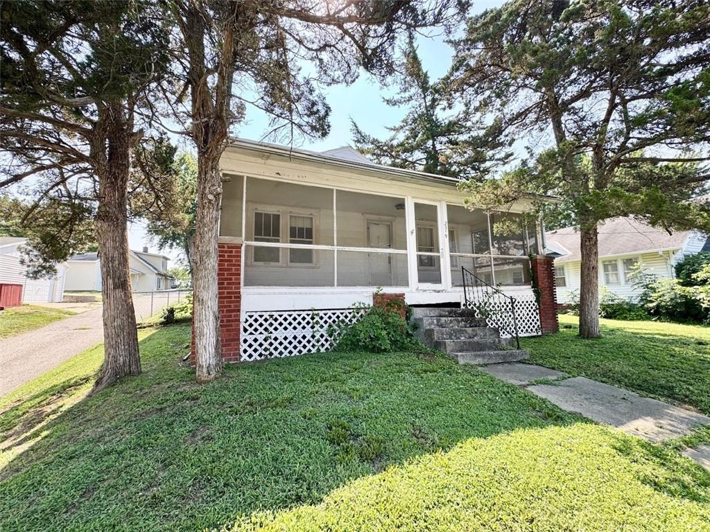 2319 W Circle Dr, St Joseph, MO 64505