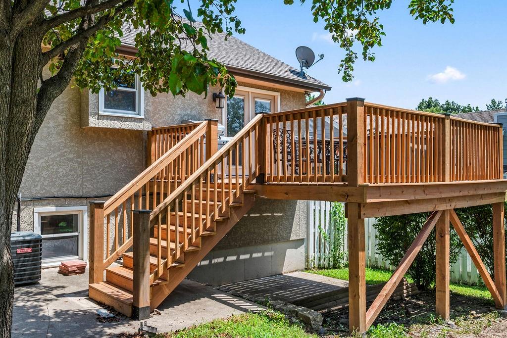 1312 Barnes Dr, Lee's Summit, MO 64086