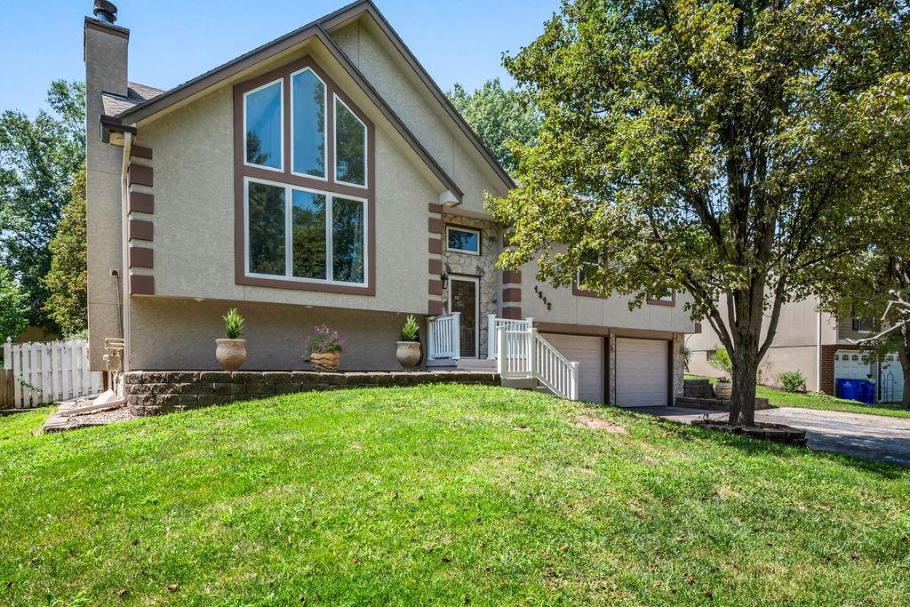 1312 Barnes Dr, Lee's Summit, MO 64086