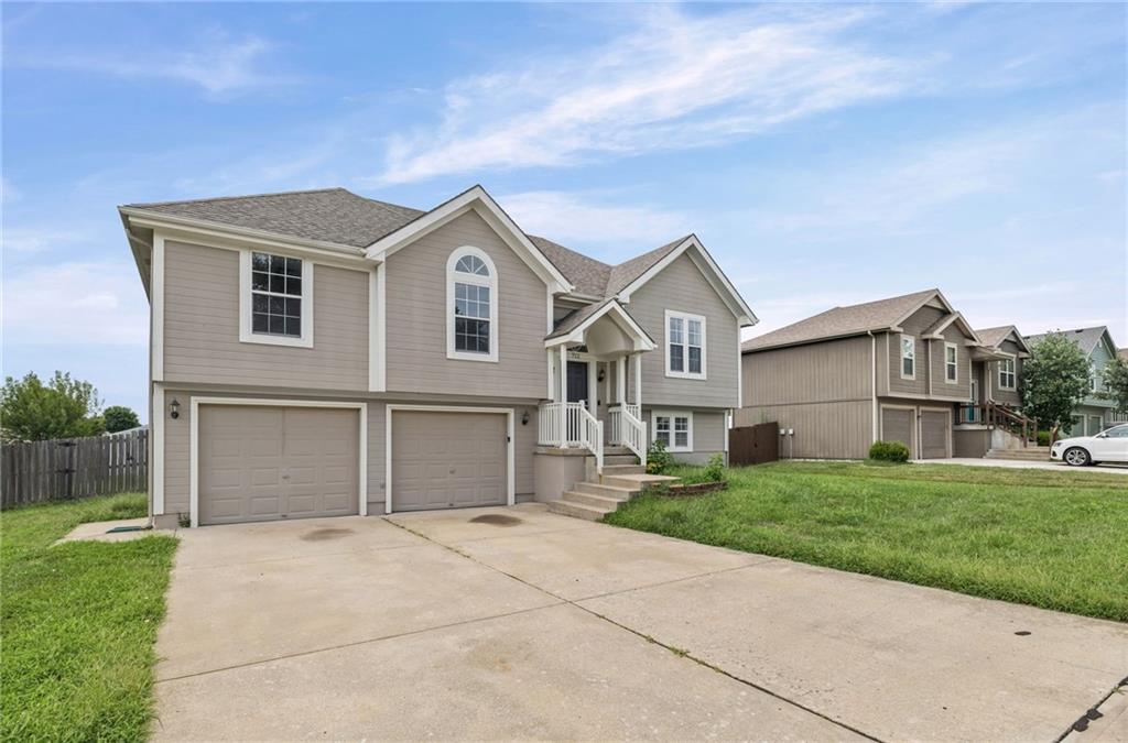 712 S Sunset Ln, Raymore, MO 64083
