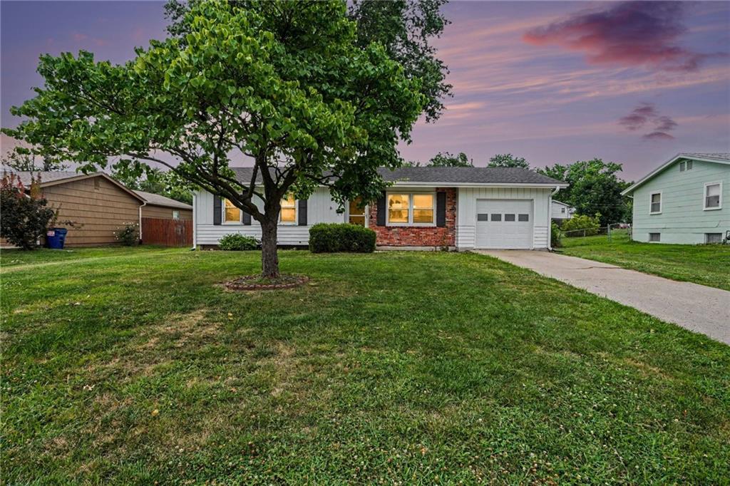 3110 NE 66th St, Gladstone, MO 64119