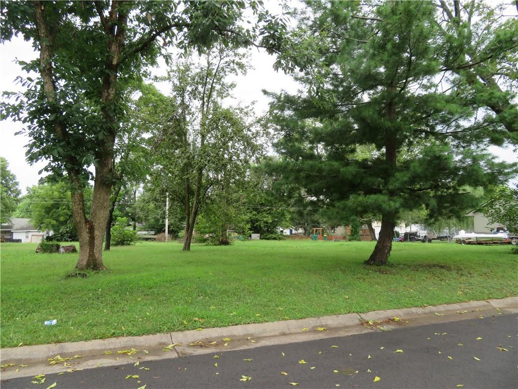 405 E Ottawa St, Paola, KS 66071