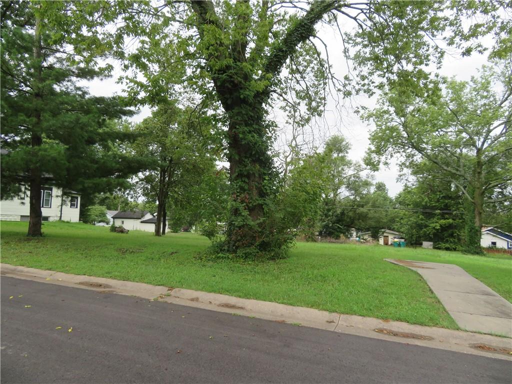 405 E Ottawa St, Paola, KS 66071