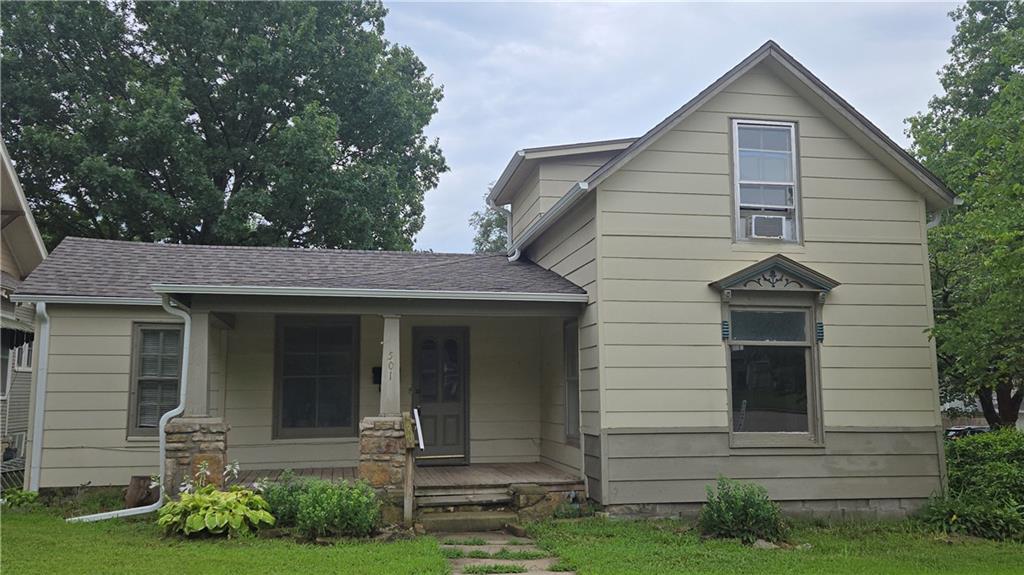 501 E Piankishaw St, Paola, KS 66071