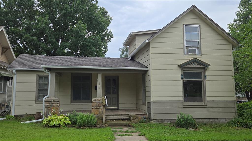 501 E Piankishaw St, Paola, KS 66071