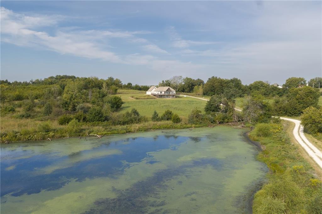 21815 187th St, Tonganoxie, KS 66086