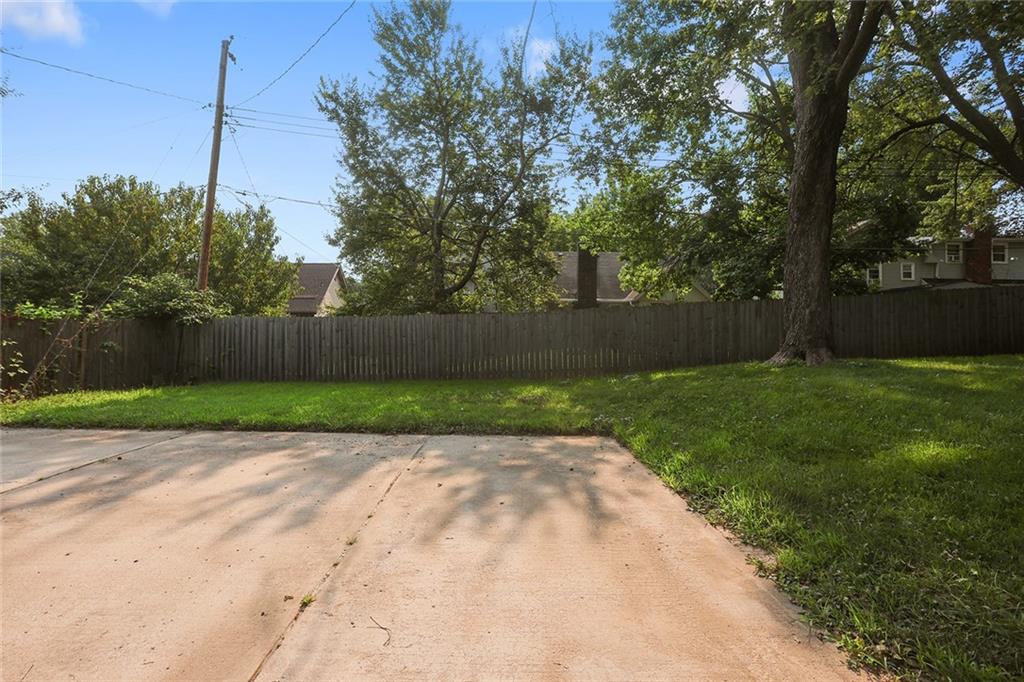 920 SW 17th St, Blue Springs, MO 64015