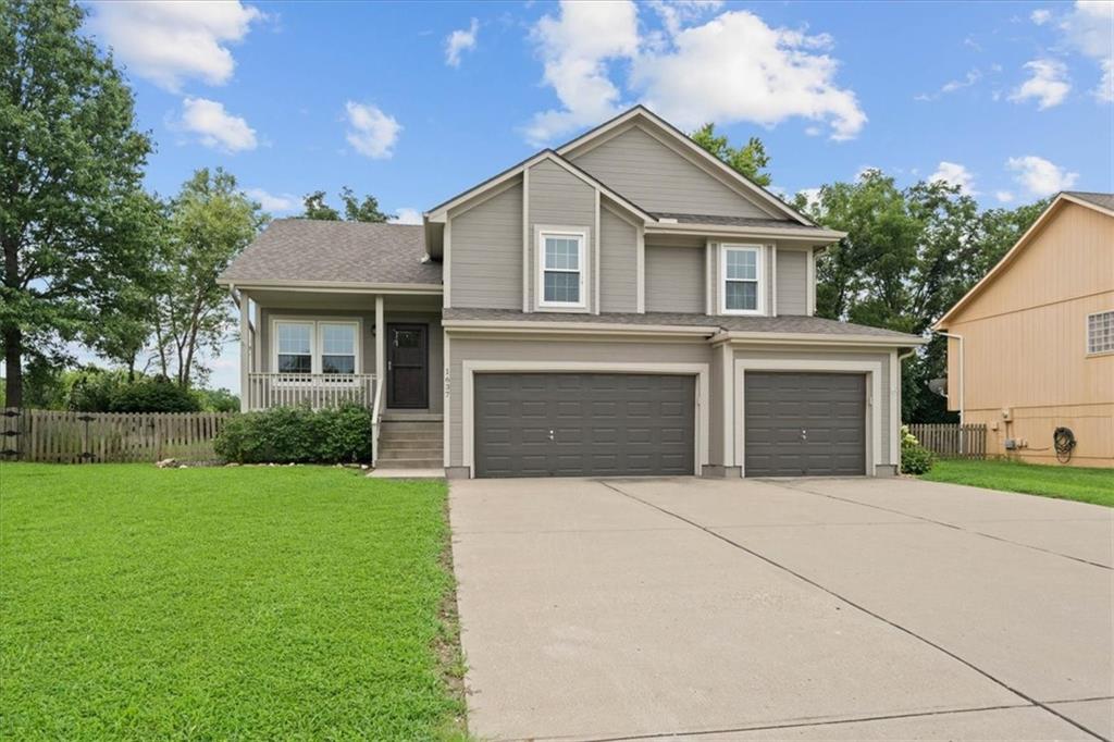 1637 SE Dalton Dr, Lee's Summit, MO 64081