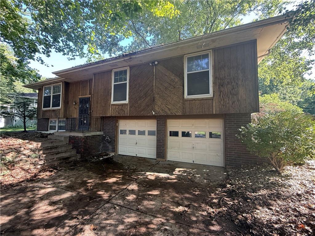 509 SW Westminister Rd, Blue Springs, MO 64014
