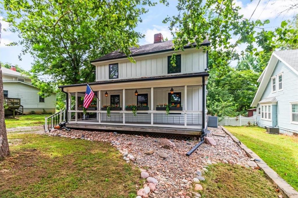 303 SW 2nd St, Lee's Summit, MO 64063