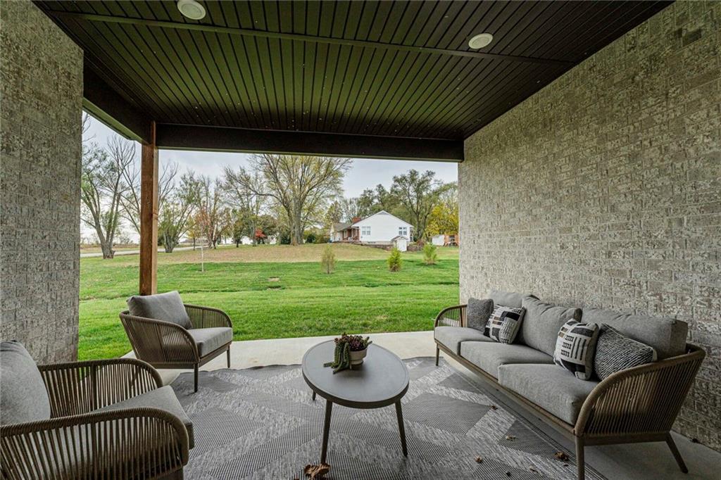 18510 W 195th Ter, Spring Hill, KS 66083