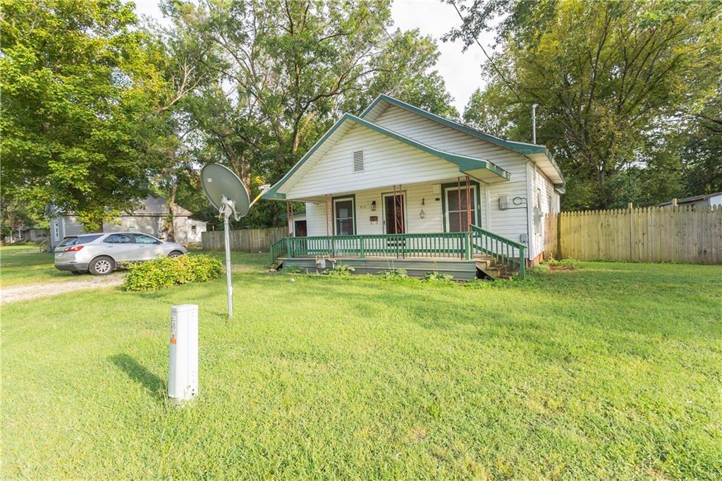 213 W 7th St, Cherryvale, KS 67335