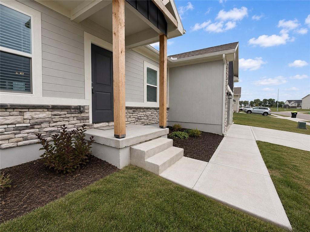 910 SW Pintail Ln, Oak Grove, MO 64075