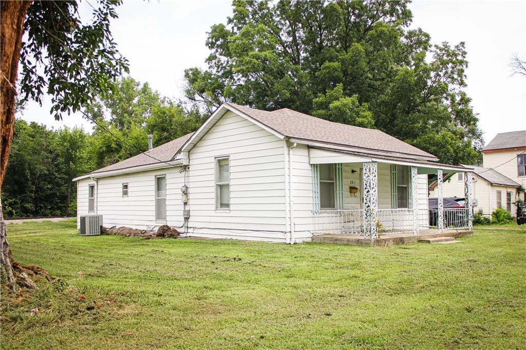 203 E Elm St, Clinton, MO 64735
