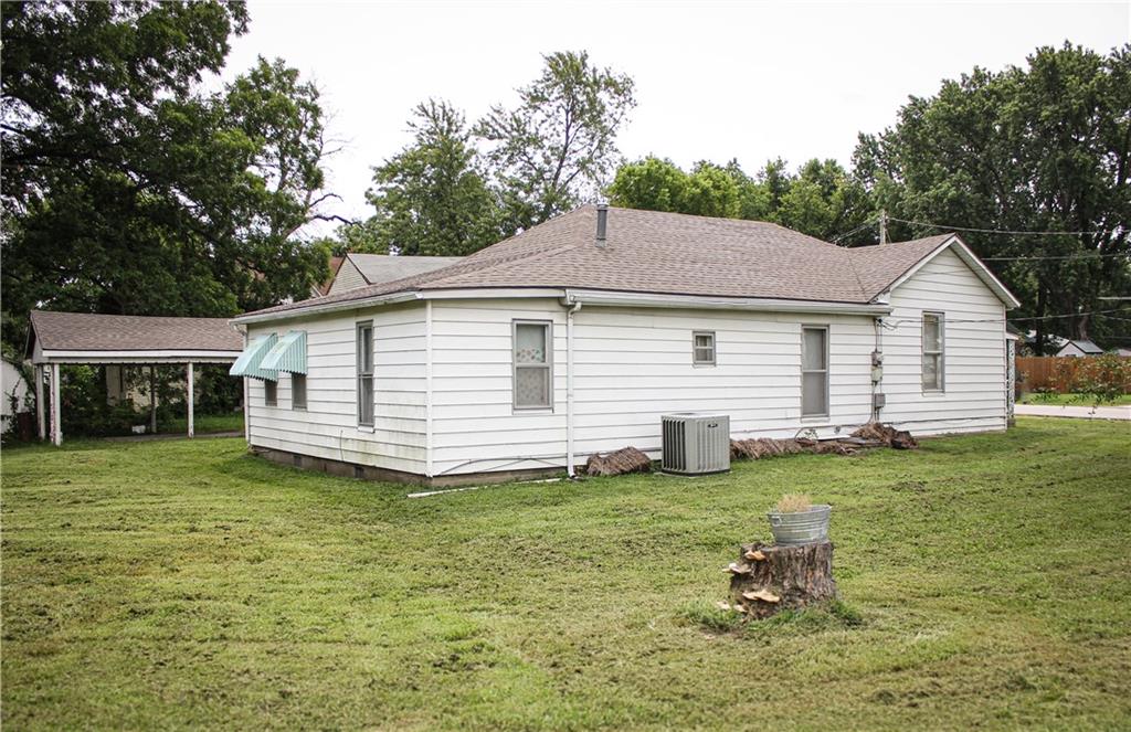 203 E Elm St, Clinton, MO 64735