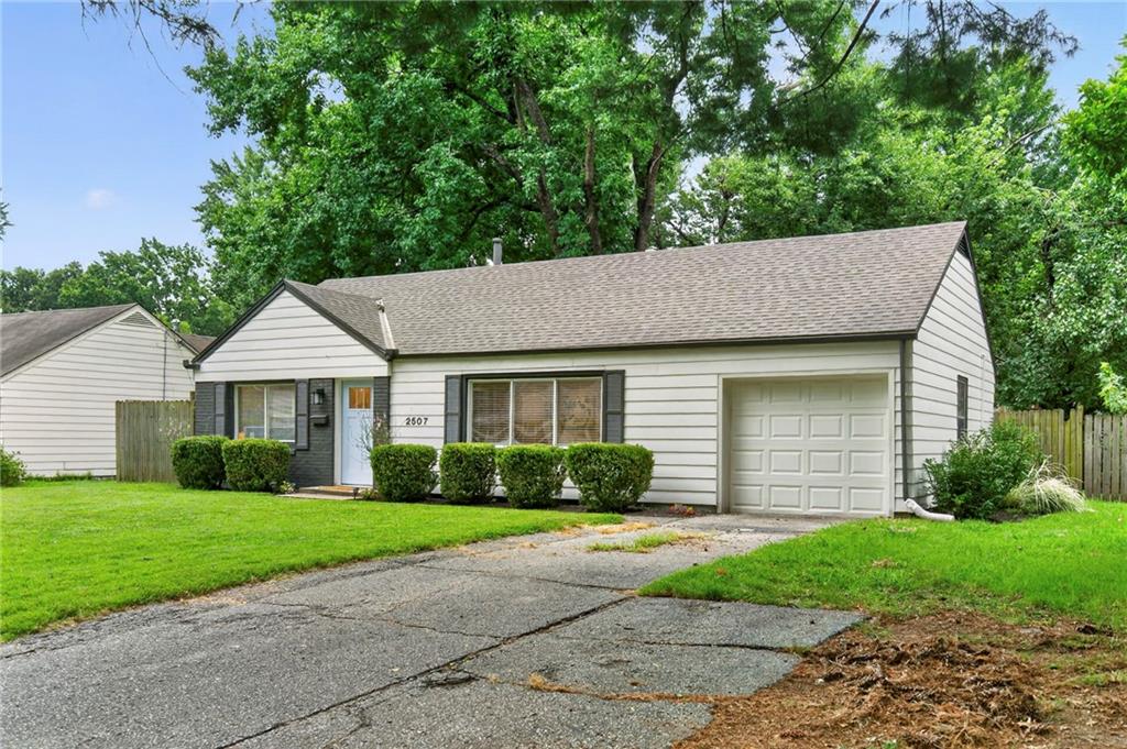 2507 W 77th St, Prairie Village, KS 66208