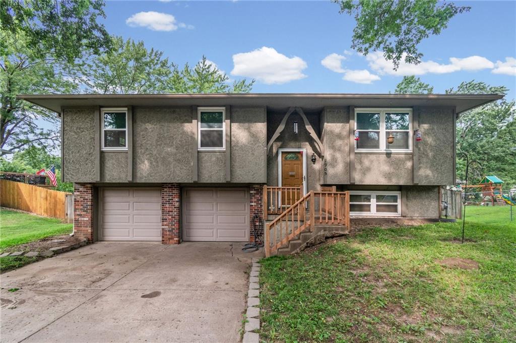 1905 S Speas Dr, Blue Springs, MO 64014