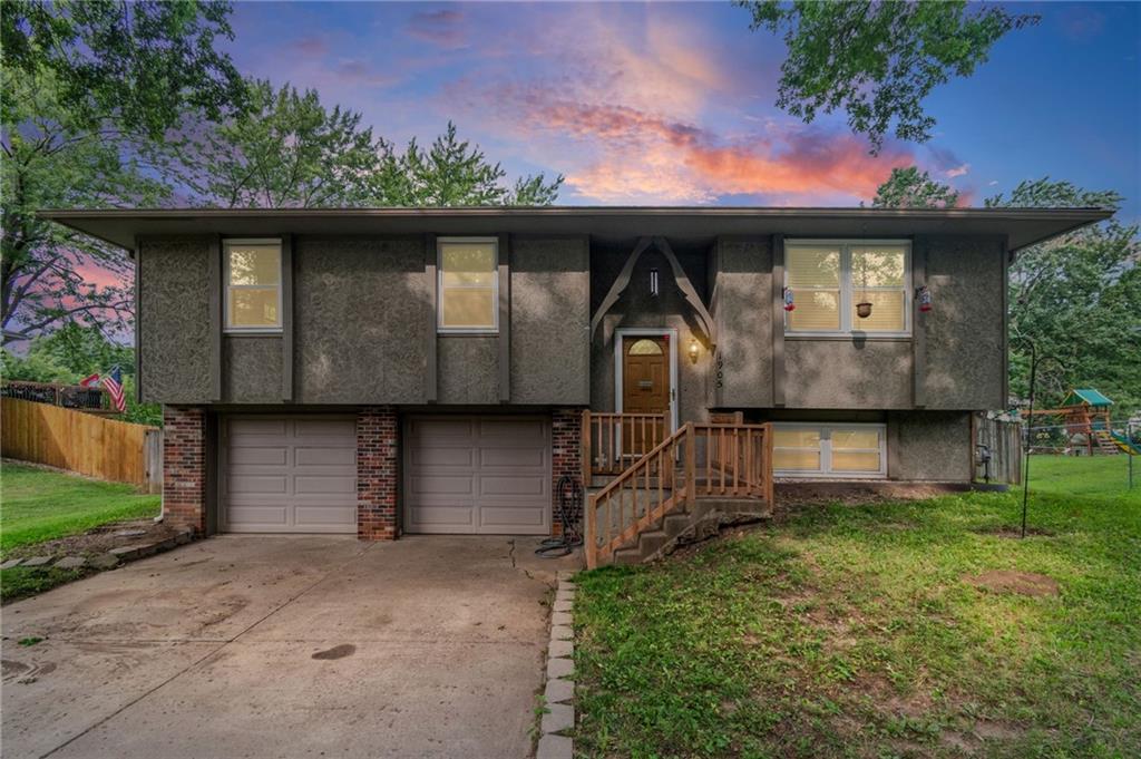 1905 S Speas Dr, Blue Springs, MO 64014