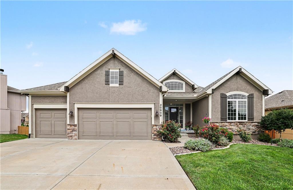 20909 S Barker Rd, Spring Hill, KS 66083