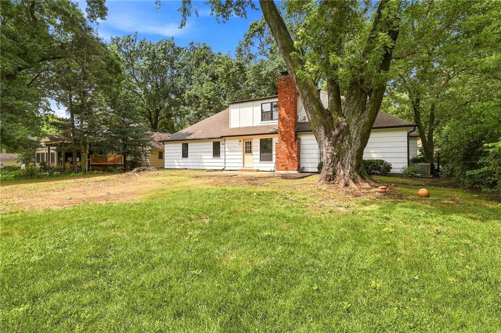 10131 Linden St, Overland Park, KS 66207