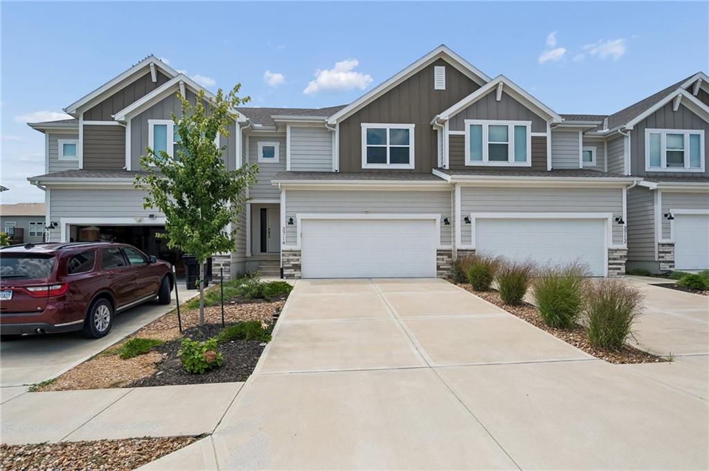 3714 SW Walsh Dr, Lee's Summit, MO 64082