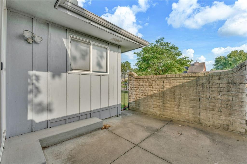 3563 SW Cambridge Ave, Topeka, KS 66614