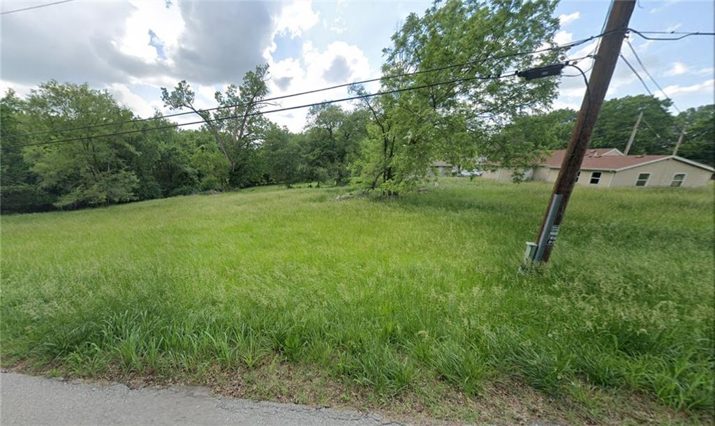 9021 E 31st St, Independence, MO 64052