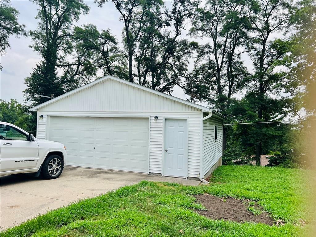 1913 Lovers Ln, St Joseph, MO 64505