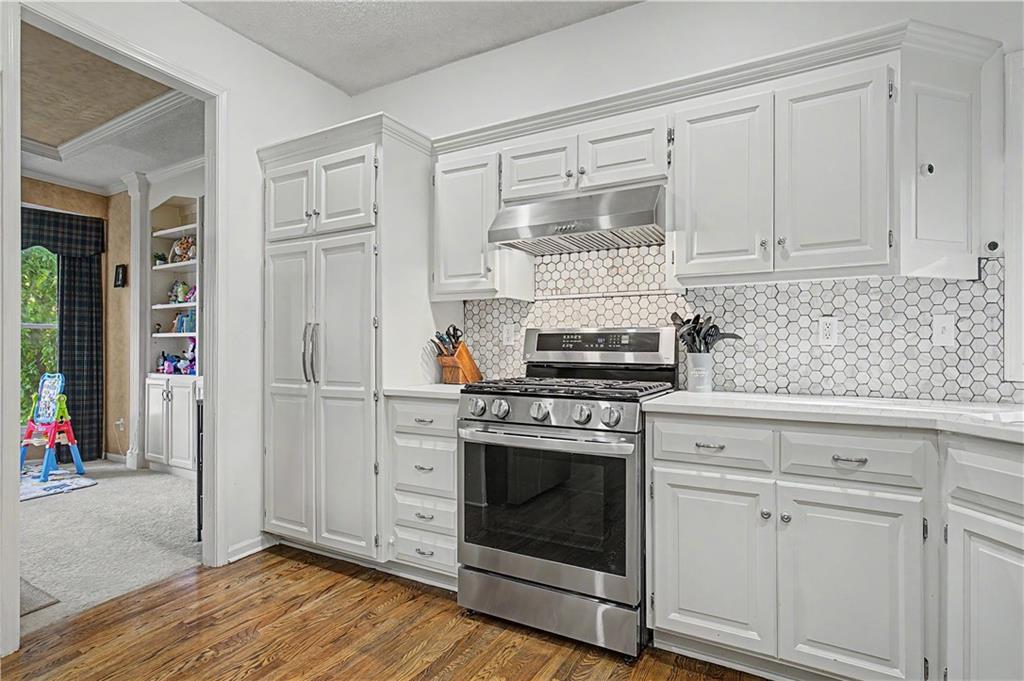 7228 Widmer Rd, Shawnee, KS 66216
