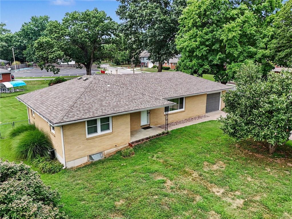 108 Highland Dr, Smithville, MO 64089
