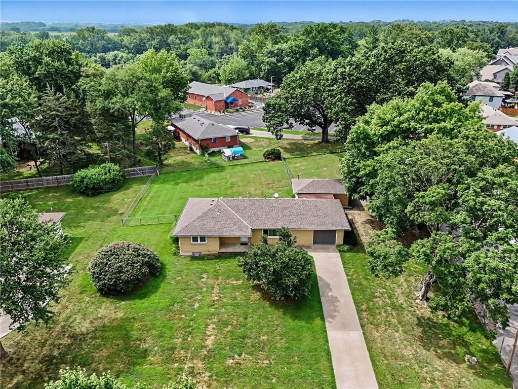 108 Highland Dr, Smithville, MO 64089