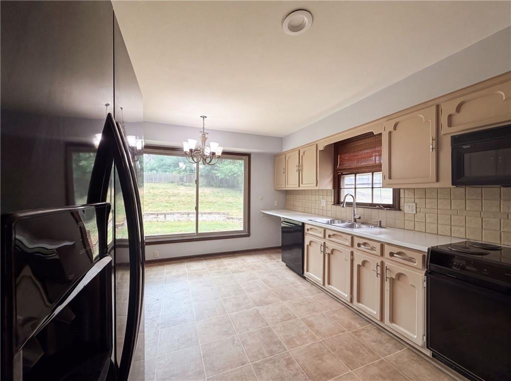 6916 N Overland Dr, Kansas City, MO 64151