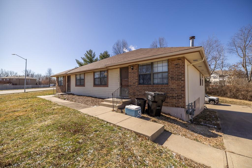 1700 - 1702 S Swope Dr, Independence, MO 64057