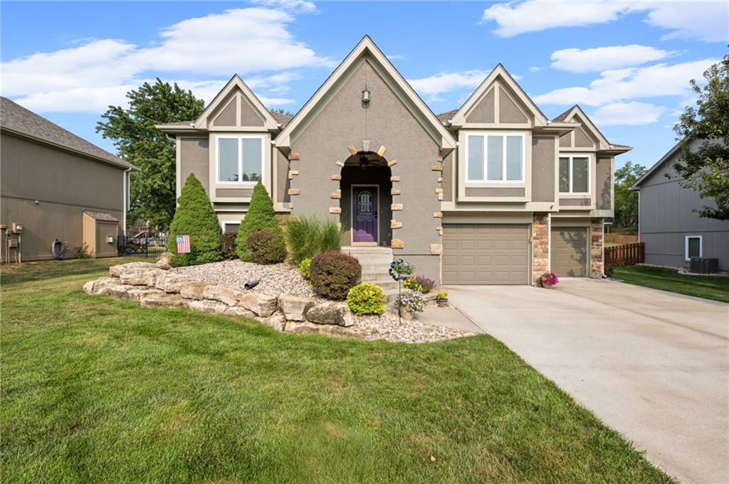 911 Chisam Rd, Kearney, MO 64060