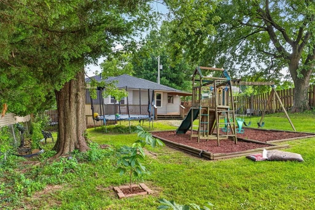 9304 E 27th St S, Independence, MO 64052