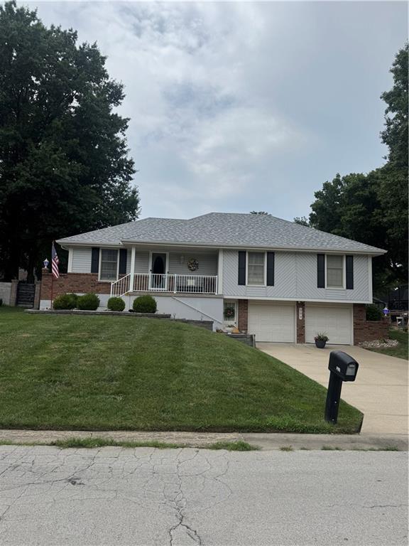 304 SE Colony Dr, Lee's Summit, MO 64063