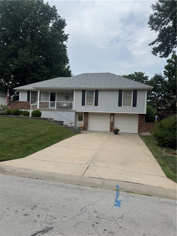 304 SE Colony Dr, Lee's Summit, MO 64063