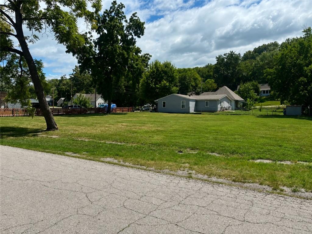201 W Brasfield St, Smithville, MO 64089