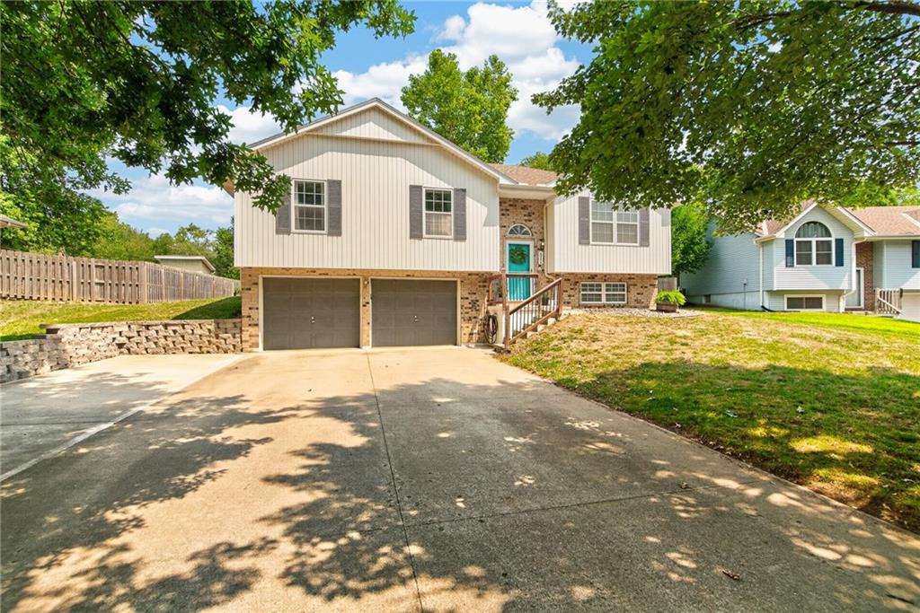 511 Quail Creek Dr, Odessa, MO 64076
