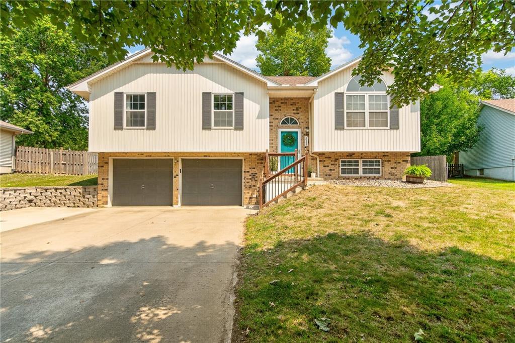 511 Quail Creek Dr, Odessa, MO 64076