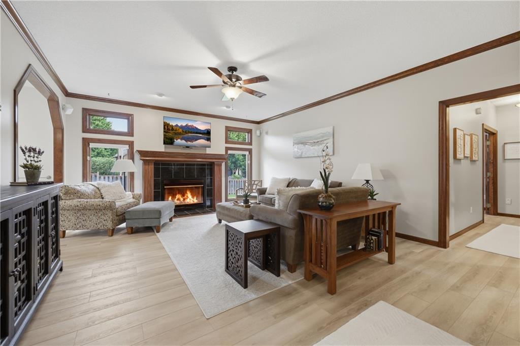 312 SE Alexandria Dr, Lee's Summit, MO 64063