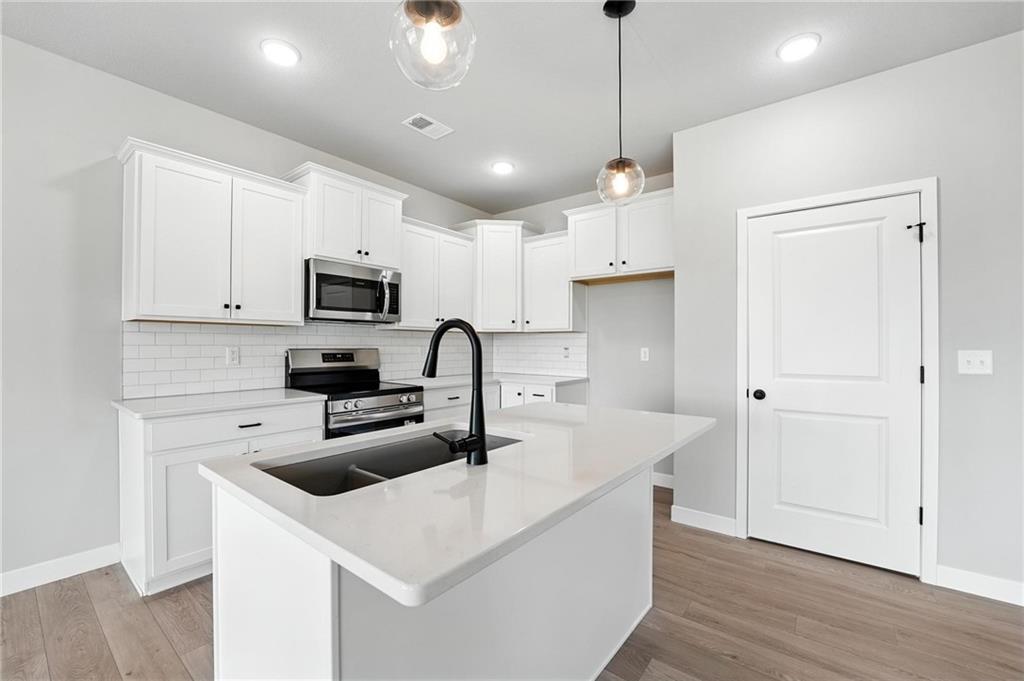 12506 S White Ash Ln, Lee's Summit, MO 64086