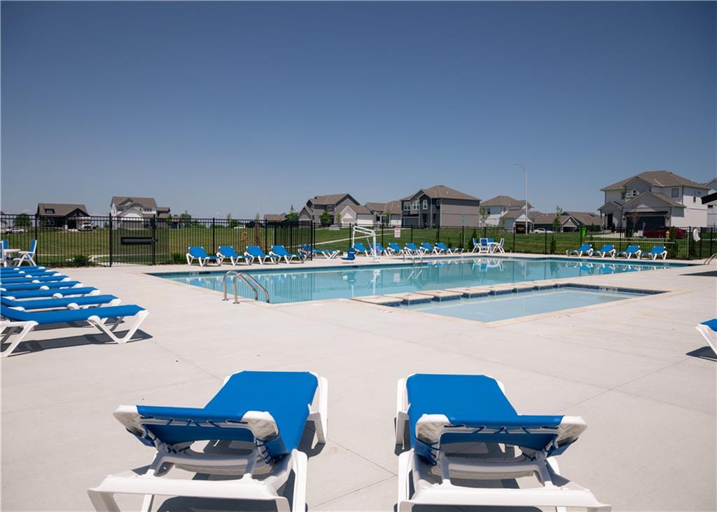 12604 S Parkwood Ln, Lee's Summit, MO 64086