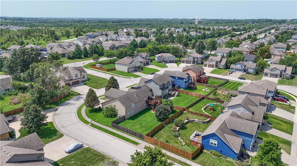 1221 SW Nagona Ln, Lee's Summit, MO 64082
