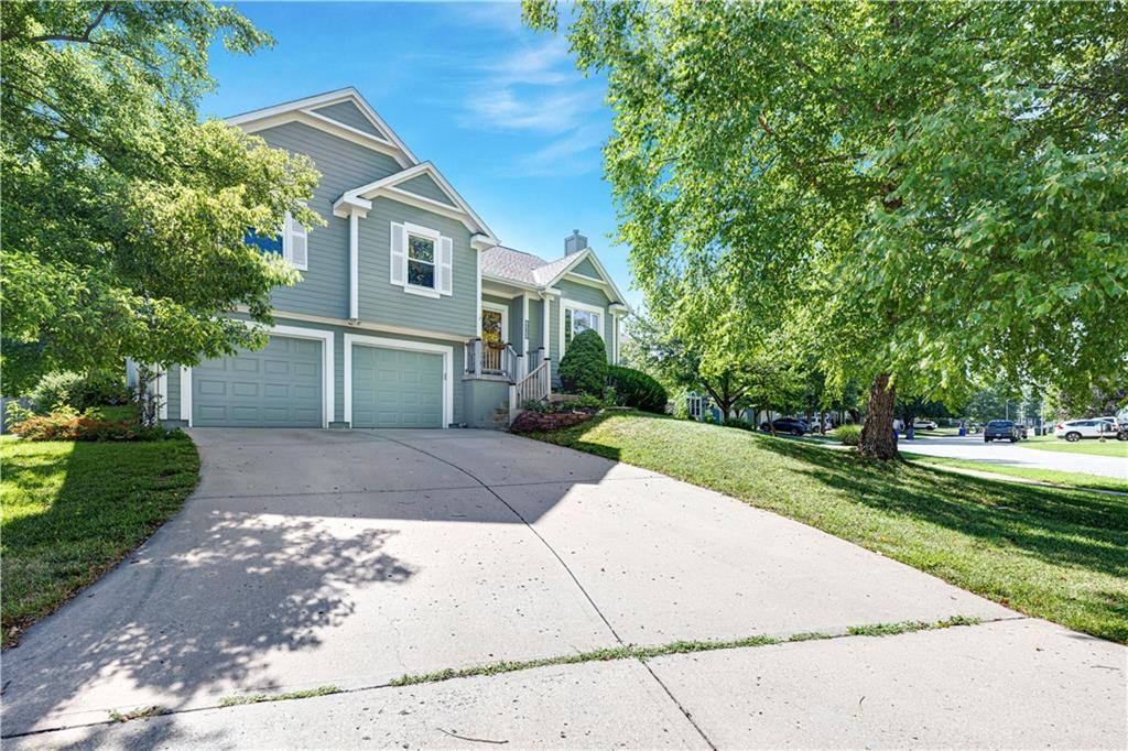 15655 S Apache St, Olathe, KS 66062