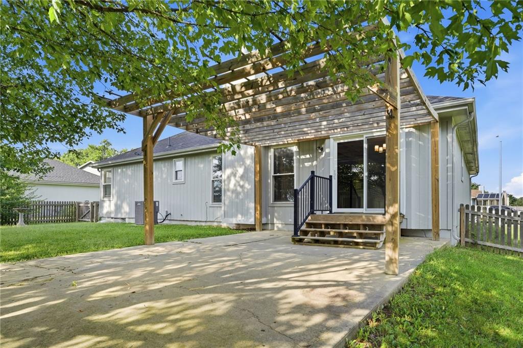 502 Birch St, Peculiar, MO 64078
